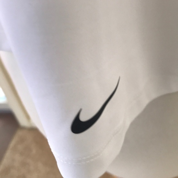 NWT! NIKE white Just Do It cropped sports tee - Picture 4 of 8